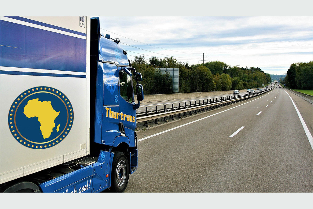 Грузовой автомобиль на трассе